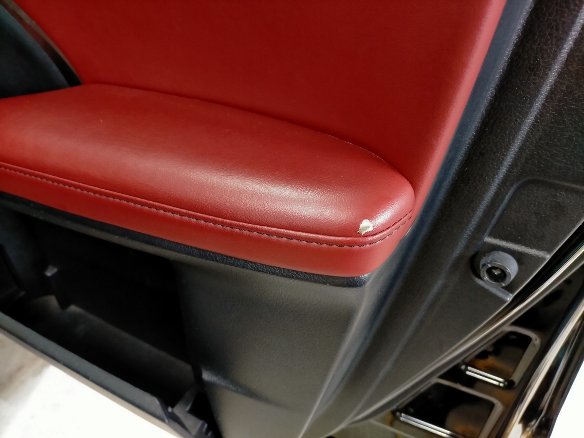 r　スターレット　リア内張　車の内装部品 白 プラスチック製 使用感あり レクサスRX450h ドア内張りレザー革アームレスト 裂け破れ補修