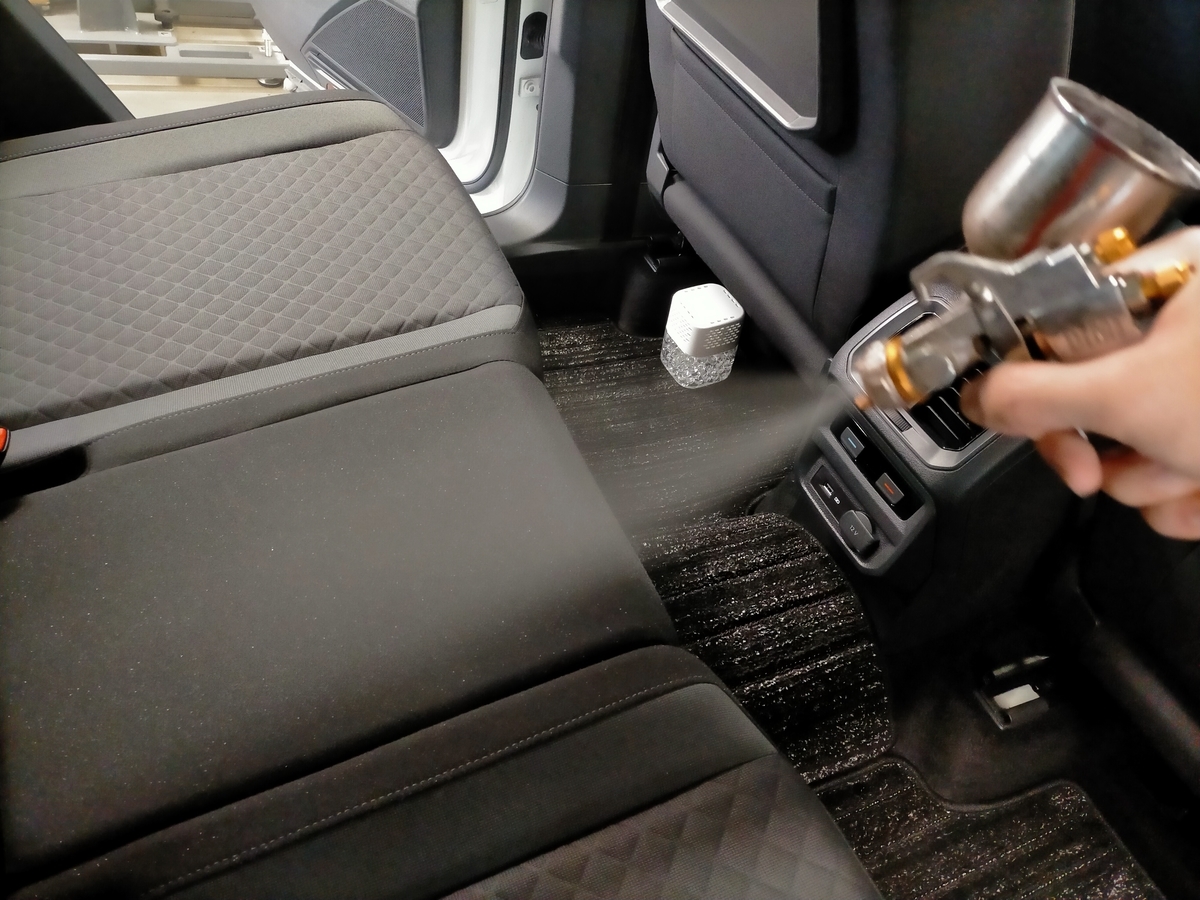 車内ルームクリーニング 19 フォルクスワーゲン ティグアン シート 嘔吐跡シミ抜き サナリア次亜塩素酸水除菌 消臭 出張清掃クリーニング トータルリペア J Works 札幌の車内装修理 ボディコーティング 施工事例集
