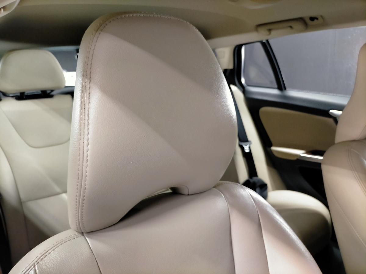 自動車内装修理 374 ボルボ V60 本革シート ヘッドレストdiy塗装跡の再塗装補修 トータルリペア J Works 札幌の車内装修理 ボディコーティング 施工事例集