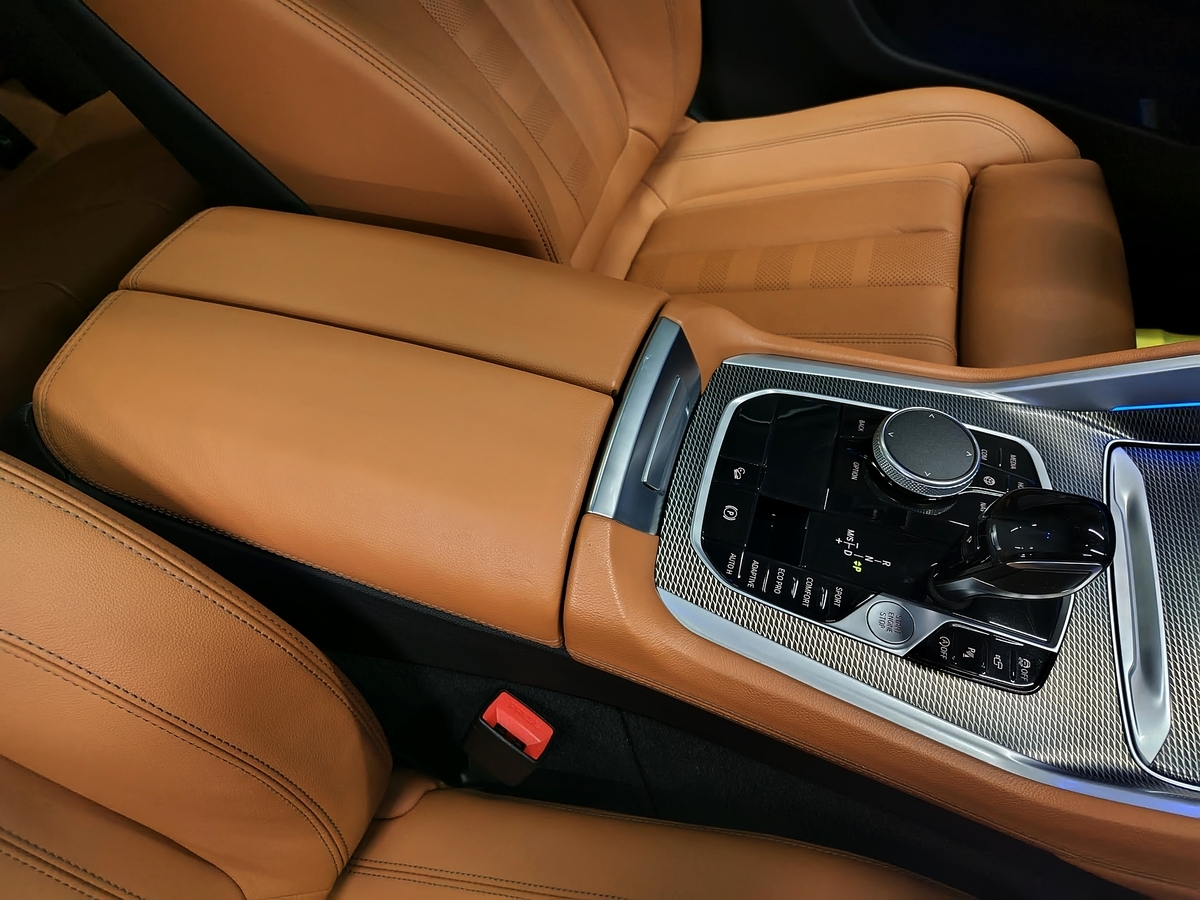 BMW X6 Mスポーツ 内装革シート他レザーコーティング＋ボディ全体ウロコ取り札幌北広島恵庭千歳市ディーラーコンソールアームレストクリーニング