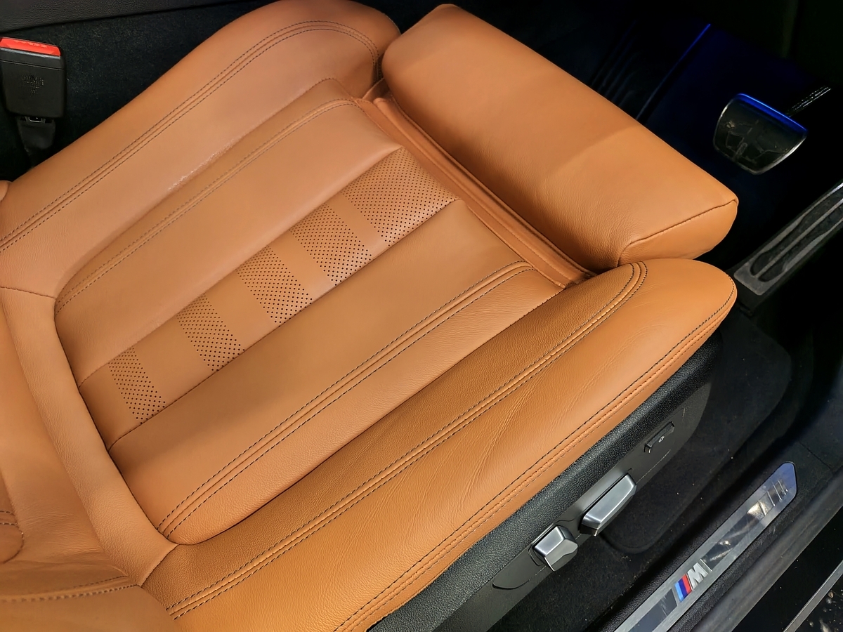 BMW X6 Mスポーツ 内装革シート他レザーコーティング＋ボディ全体ウロコ取り札幌北広島恵庭千歳市ディーラー運転席クリーニング２