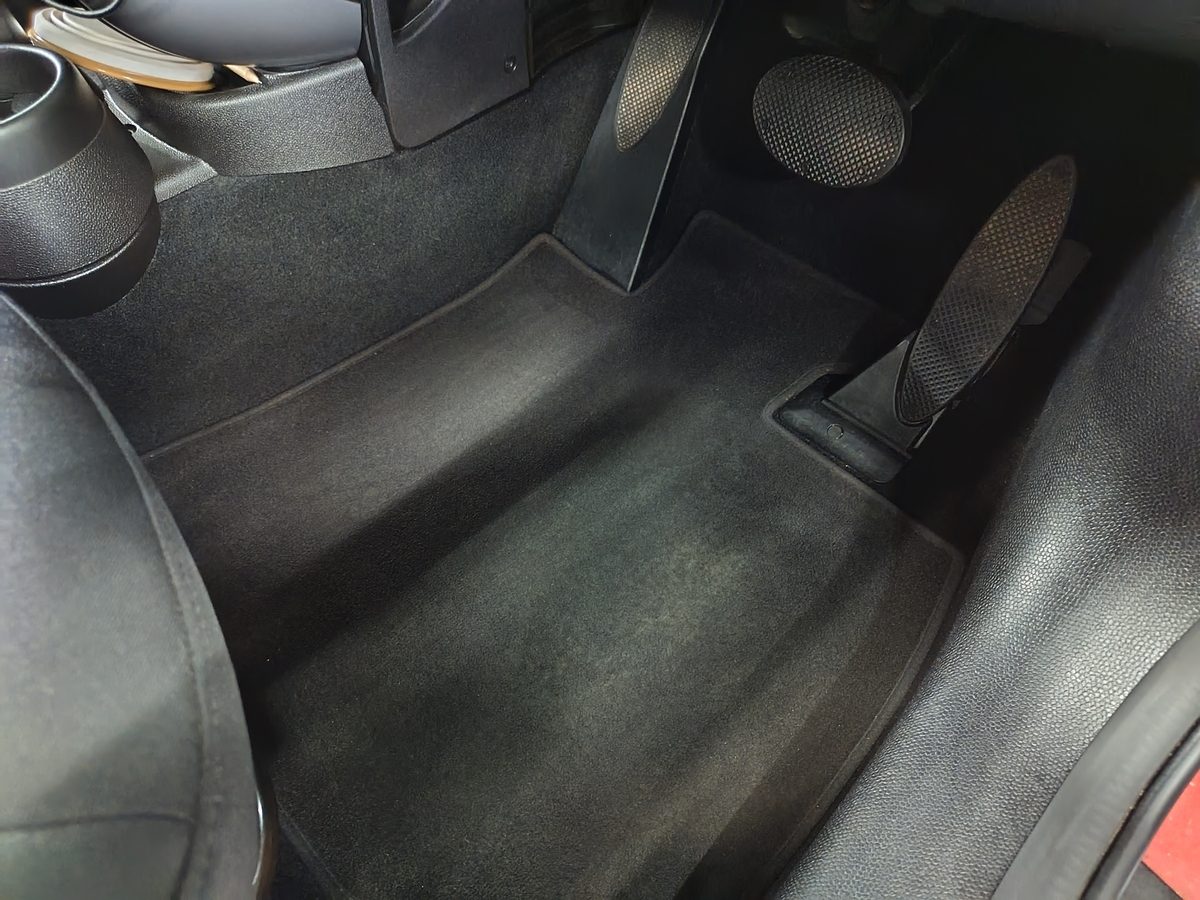 ミニクーパーDクロスオーバー 車内除菌消臭クリーニング札幌MINI北広島恵庭千歳市ディーラーフロアカーペット２