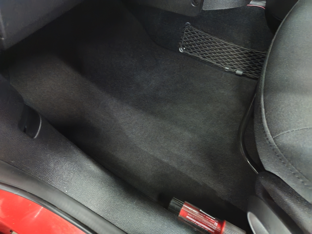 ミニクーパーDクロスオーバー 車内除菌消臭クリーニング札幌MINI北広島恵庭千歳市ディーラーフロアカーペット４
