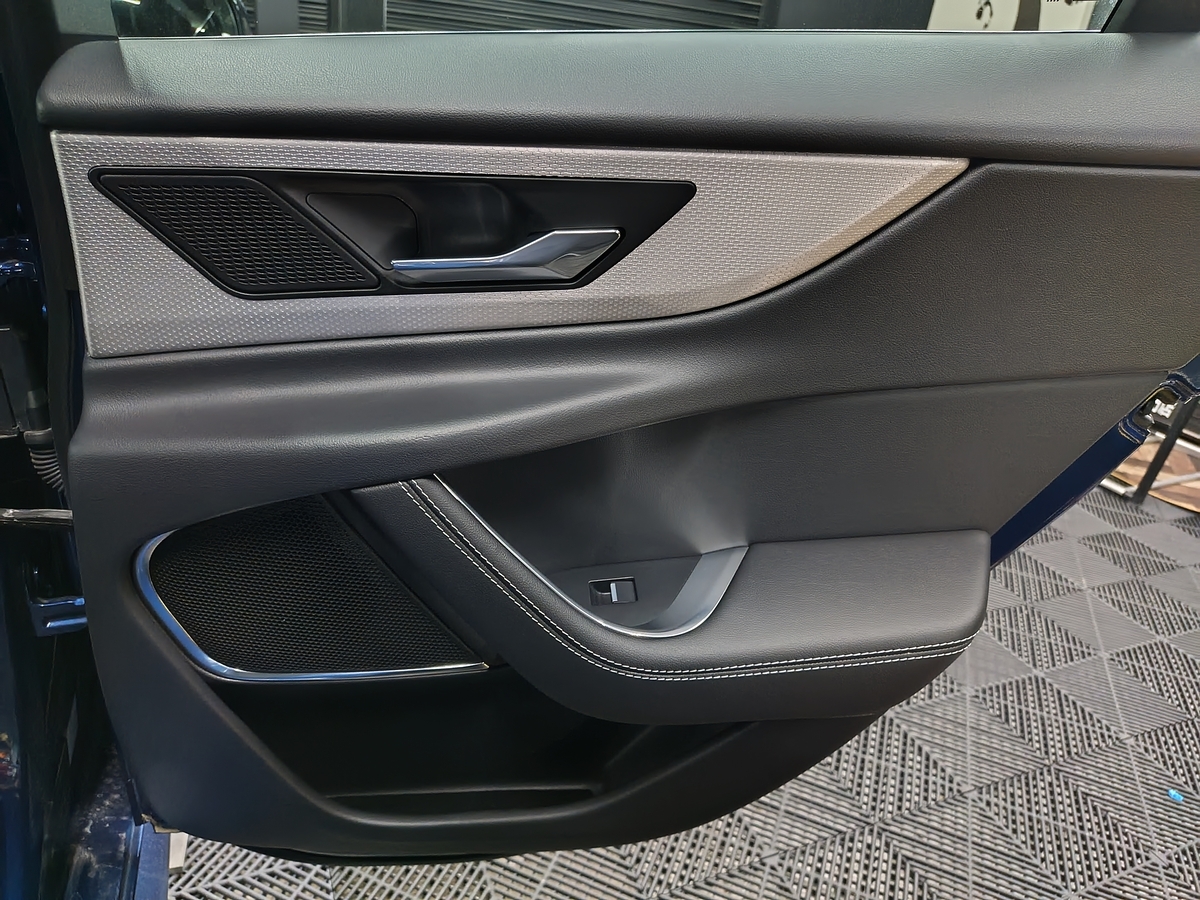 ジャガーXE P300 RダイナミックSE 内張りドアトリム裂け破れ傷補修リペア修理札幌北広島恵庭江別千歳旭川市ディーラー実際
