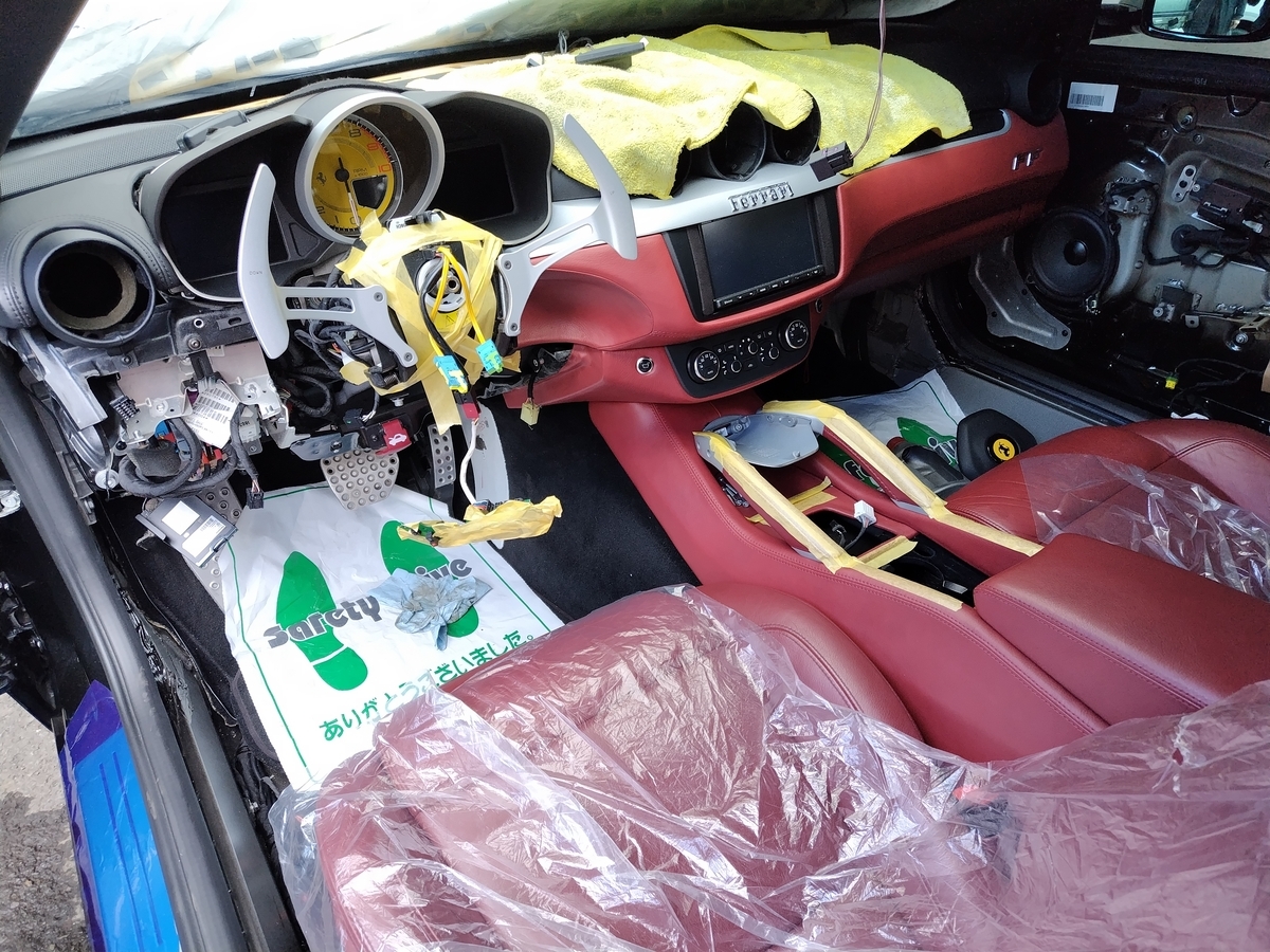 フェラーリ FF(フェラーリ・フォー)の内装・スイッチパネル 劣化プロテイン塗装ベタベタつき除去＋再塗装コーティング補修修理札幌MID ALFAディーラー脱着