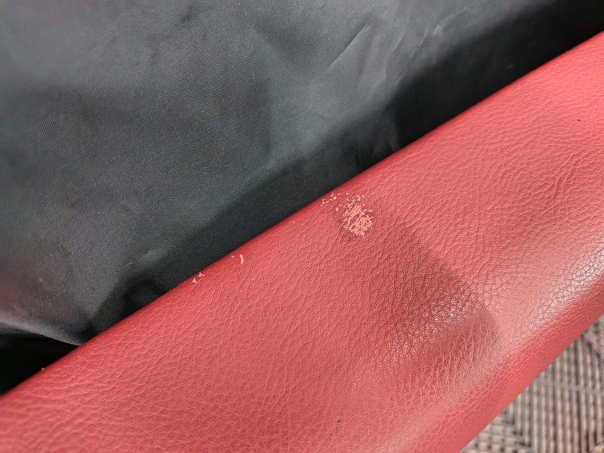 フェラーリ FF 内張ドアトリム表皮剥がれ補修札幌MID ALFAディーラー旭川函館釧路ビフォー至近距離