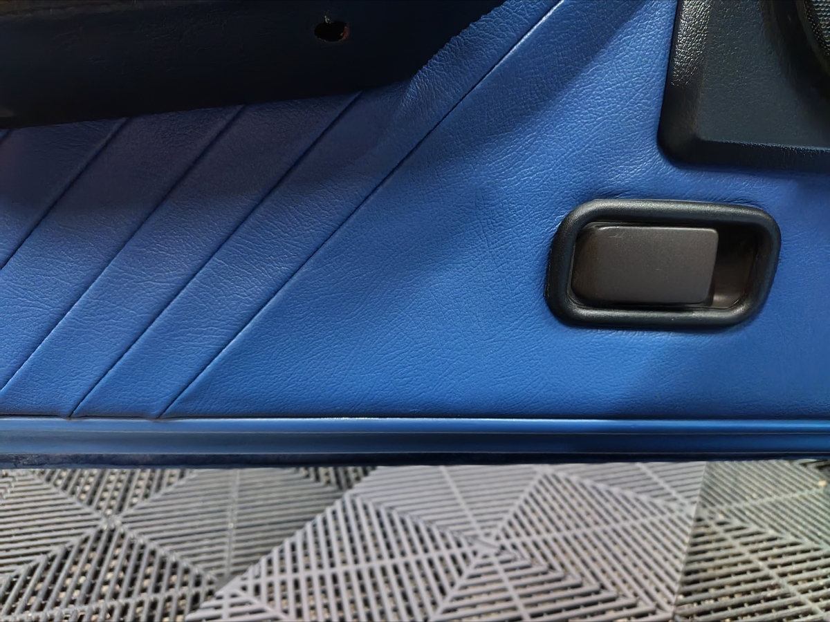 フィアット X1/9 ベルトーネ 内装補修＋車内ルームクリーニング＋レザーコーティング 札幌インポートプラスディーラー内張りドアトリムAFTER