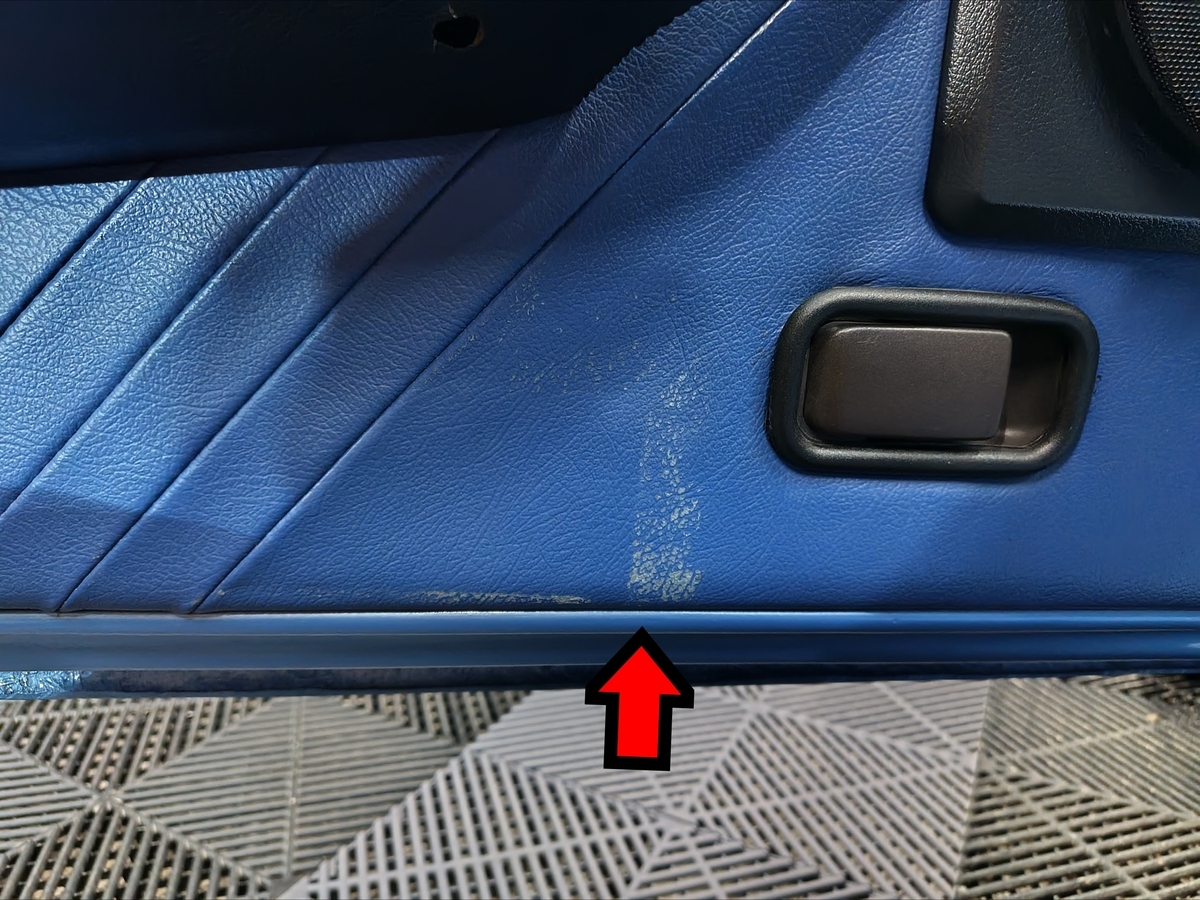 フィアット X1/9 ベルトーネ 内装補修＋車内ルームクリーニング＋レザーコーティング 札幌インポートプラスディーラー内張りドアトリムbefore