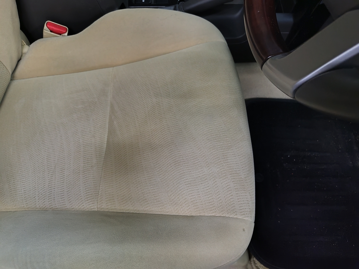 ランドクルーザープラド150後期 モケットシートたばこ焦げ穴補修 札幌トヨタ修理アフター北広島恵庭江別千歳旭川ディーラー