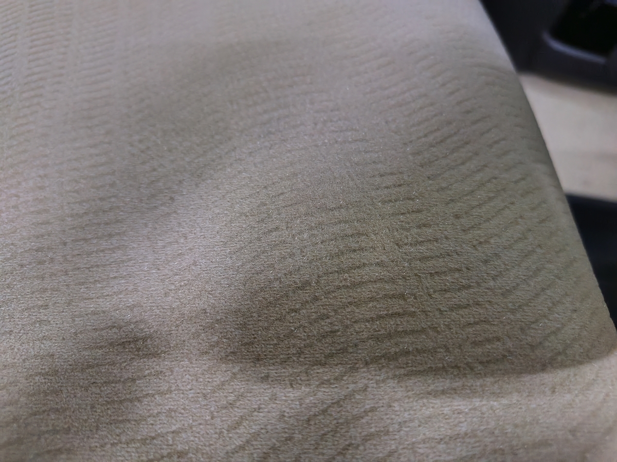 ランドクルーザープラド150後期 モケットシートたばこ焦げ穴補修 札幌トヨタ修理近く北広島恵庭江別千歳旭川ディーラー