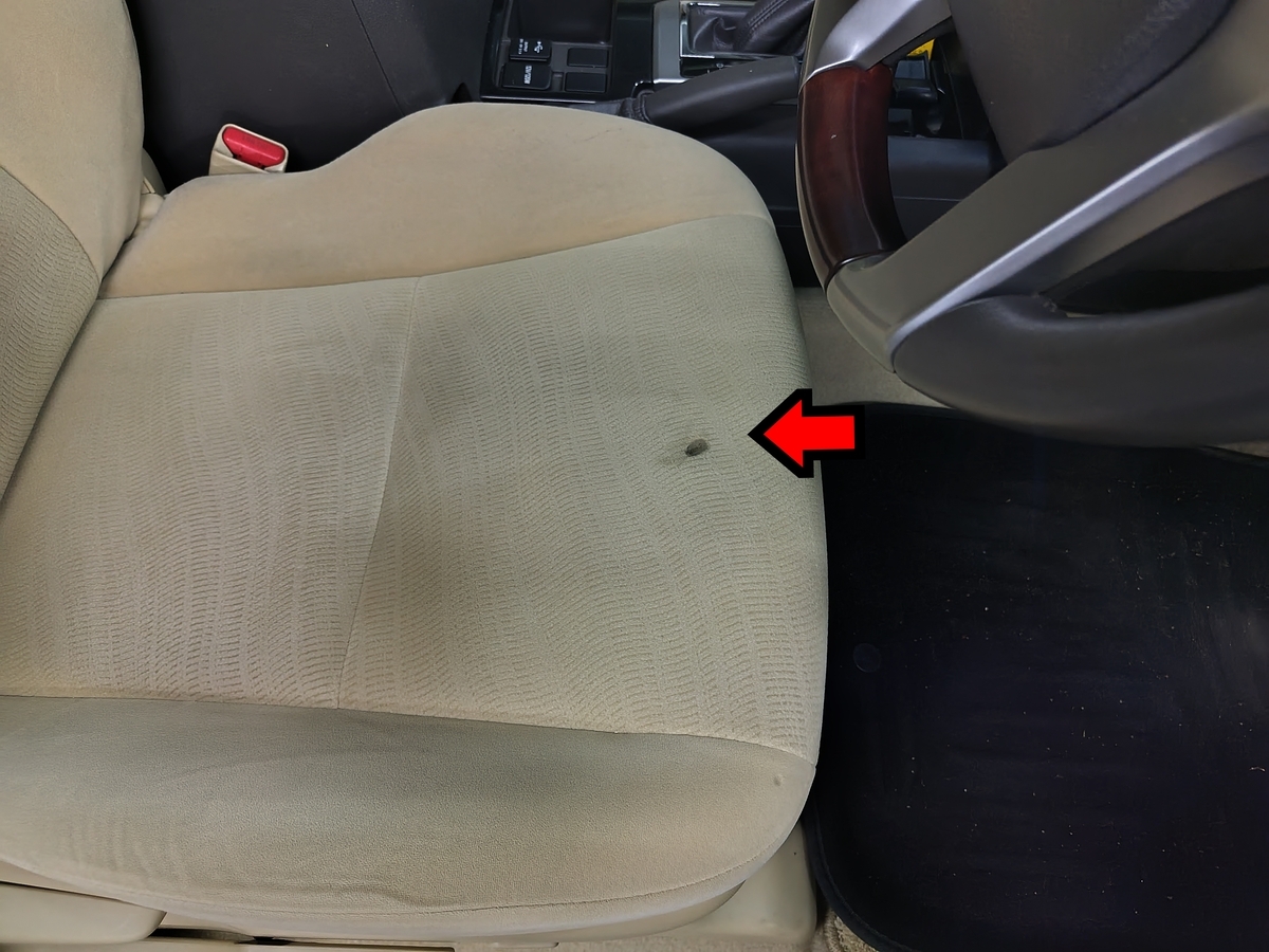 ランドクルーザープラド150後期 モケットシートたばこ焦げ穴補修 札幌トヨタ修理ビフォー北広島恵庭江別千歳旭川ディーラー