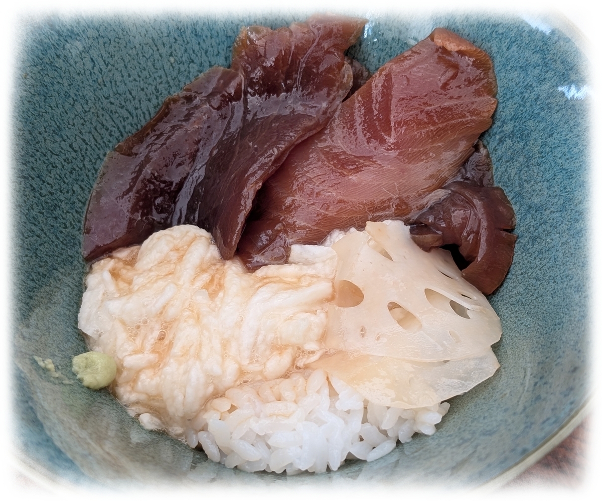 マグロ漬け丼にも長芋の千切り