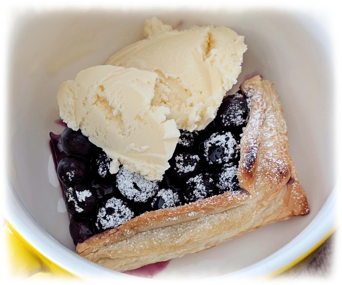 ブルーベリーのパイ、バニラアイス添え