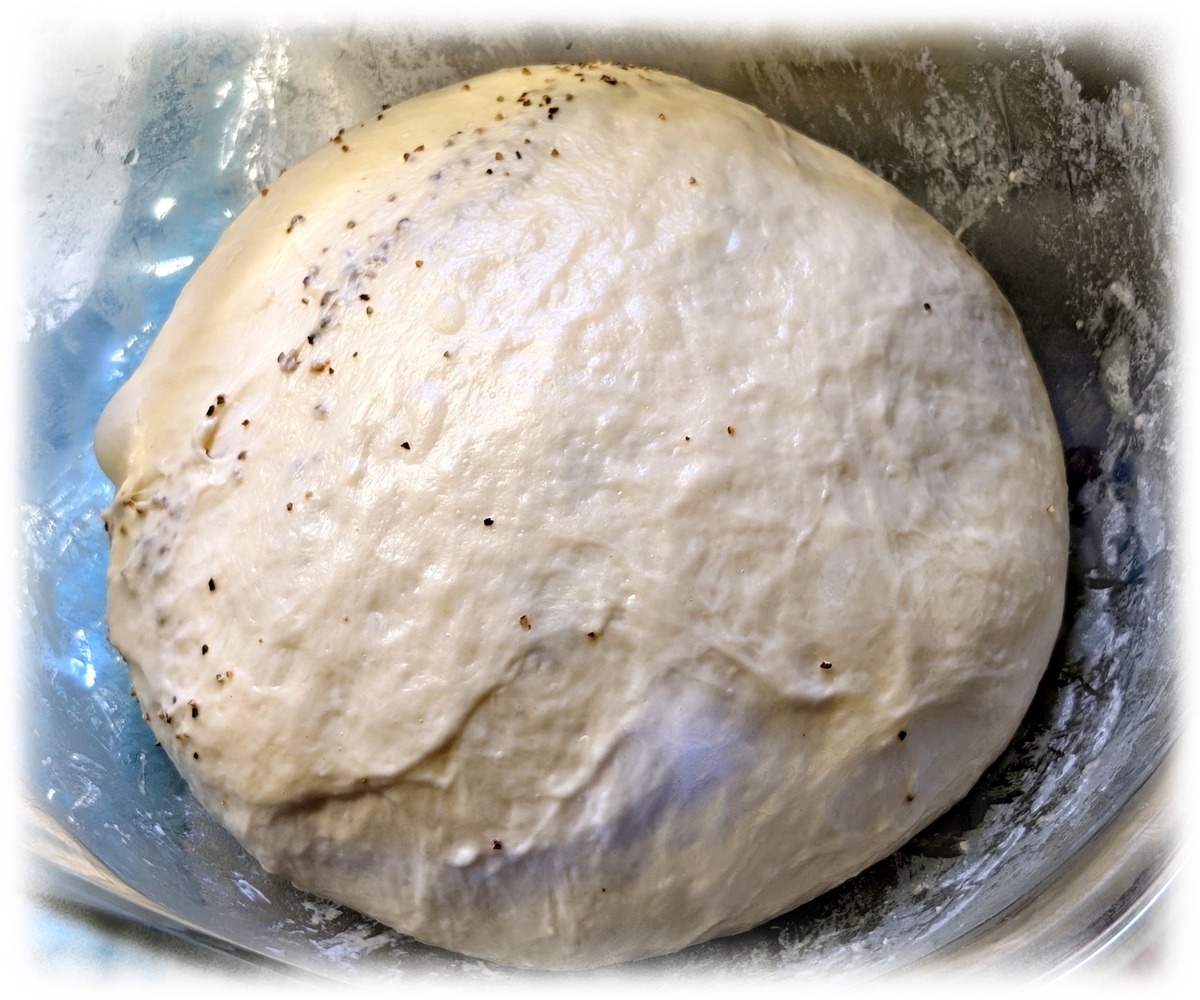 １次発酵前・粗挽きコショウ練り込み