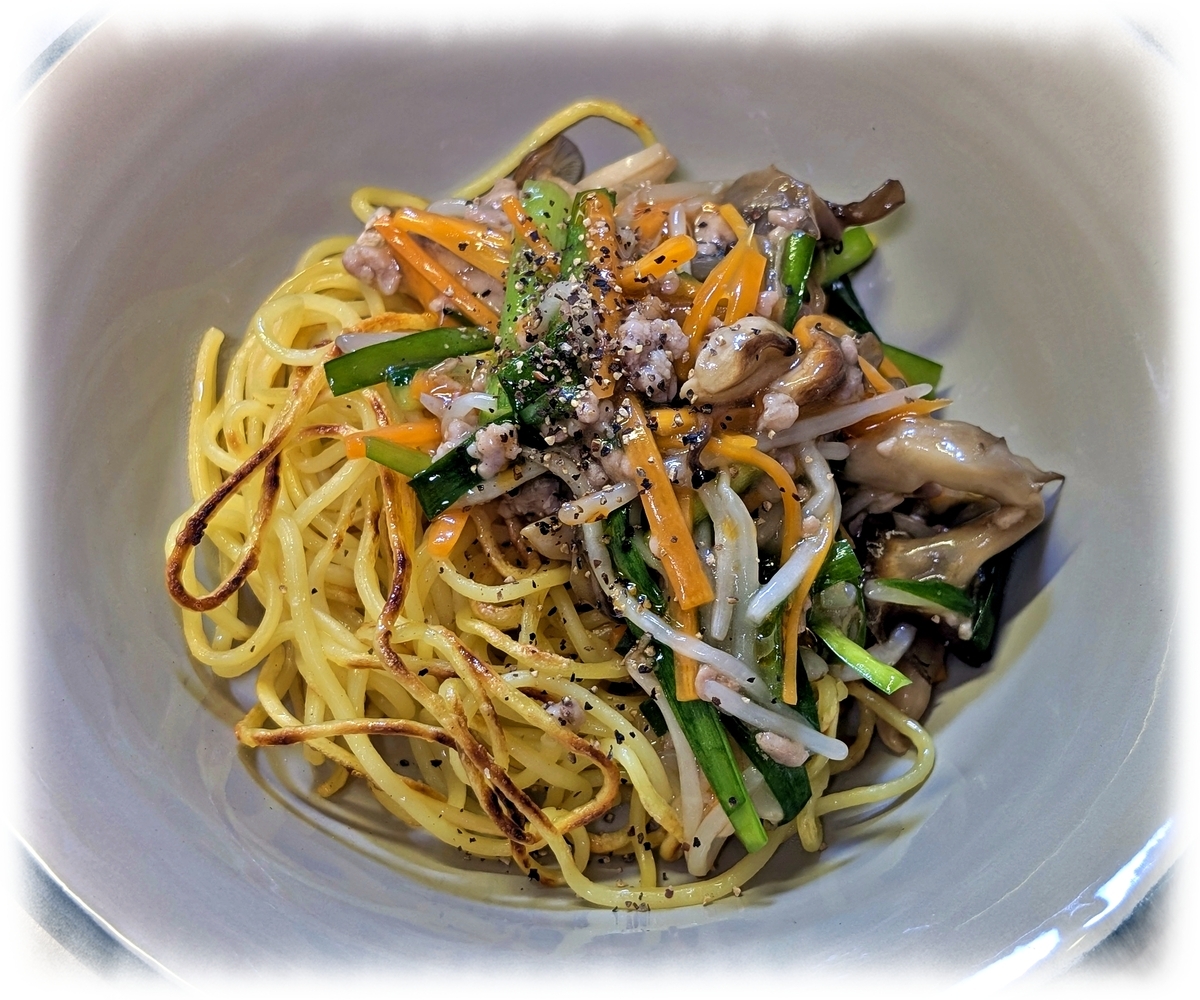 とろみ焼きをのせてあんかけ風になった、かた焼きそば。