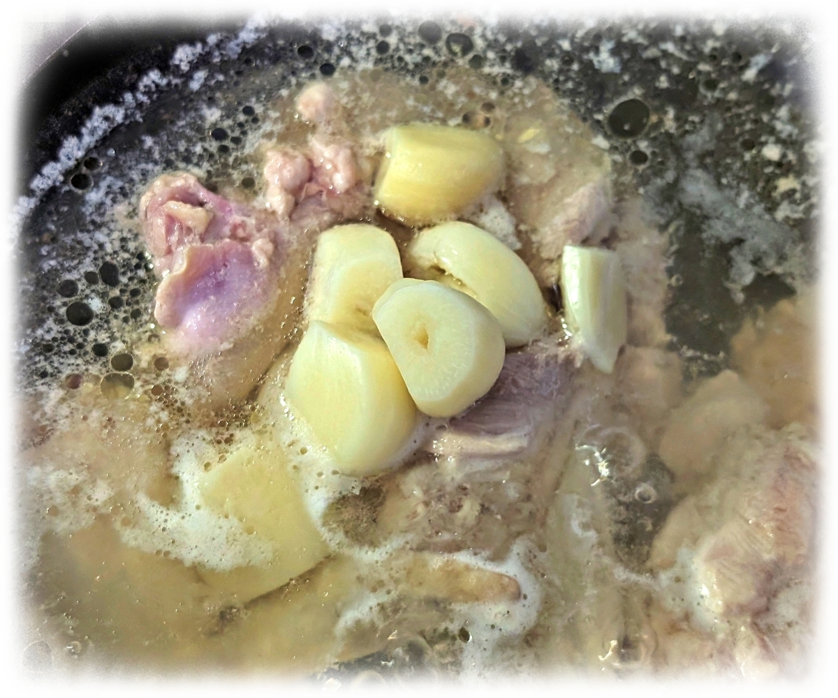 にんにくは形のまま芽を抜かれた状態