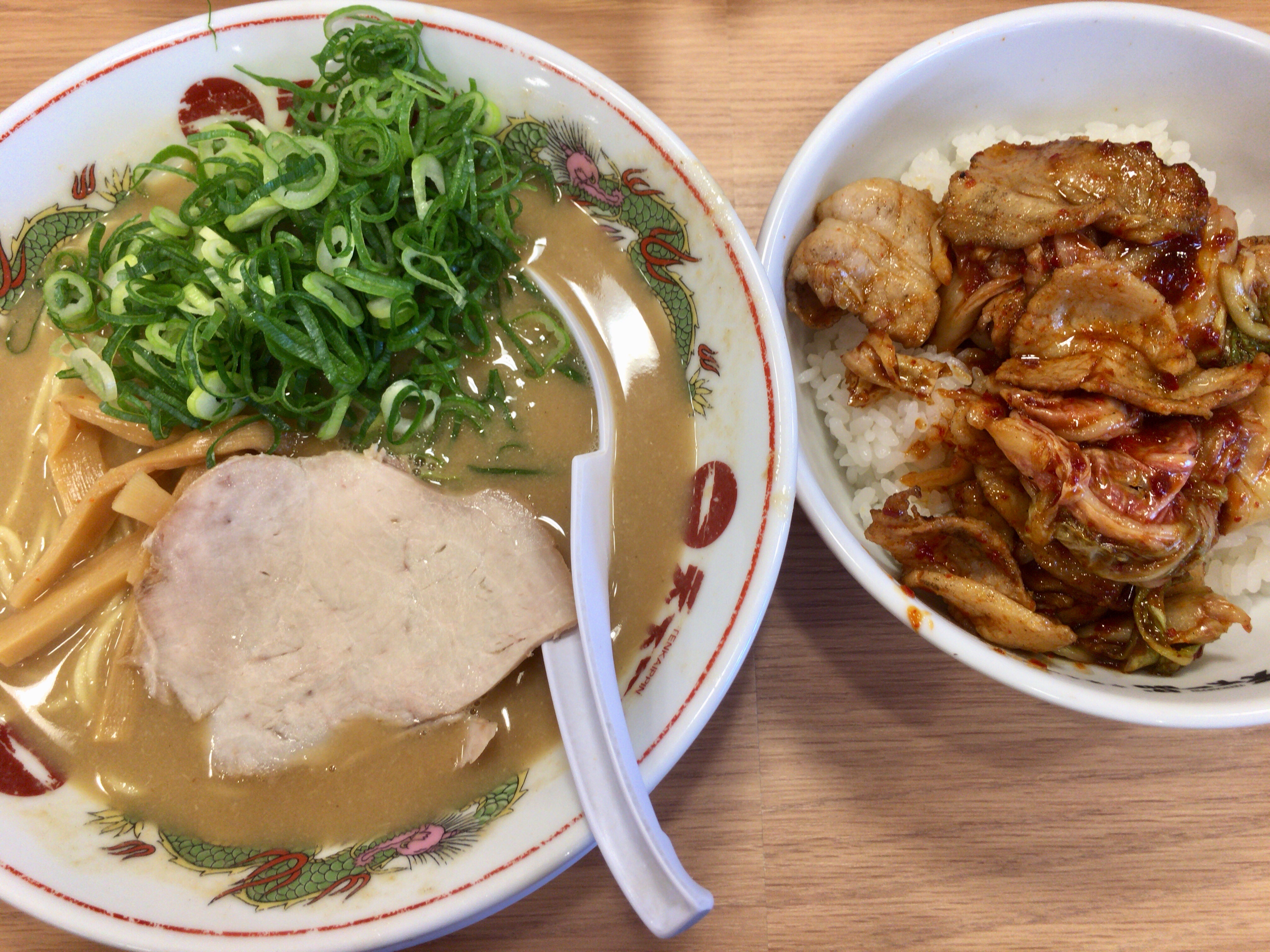 天下一品 豚キムチ丼セット 涙滴型宇宙艇