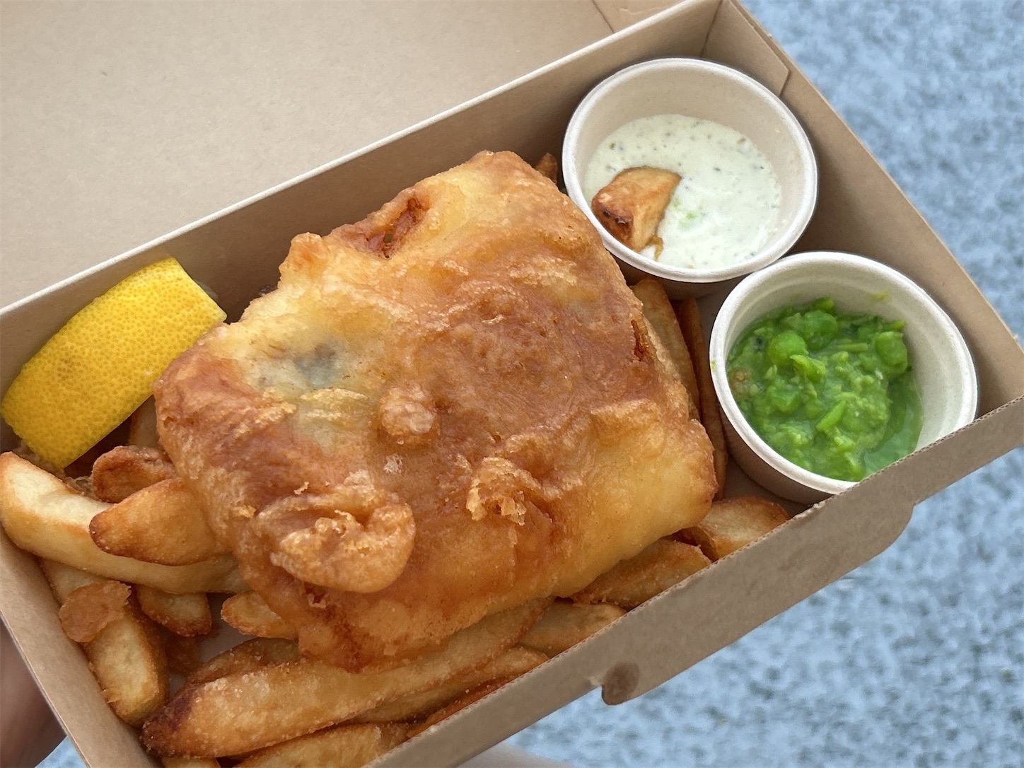 英国館でフィッシュ&ハンドカット・チップス、サウジアラビア館で