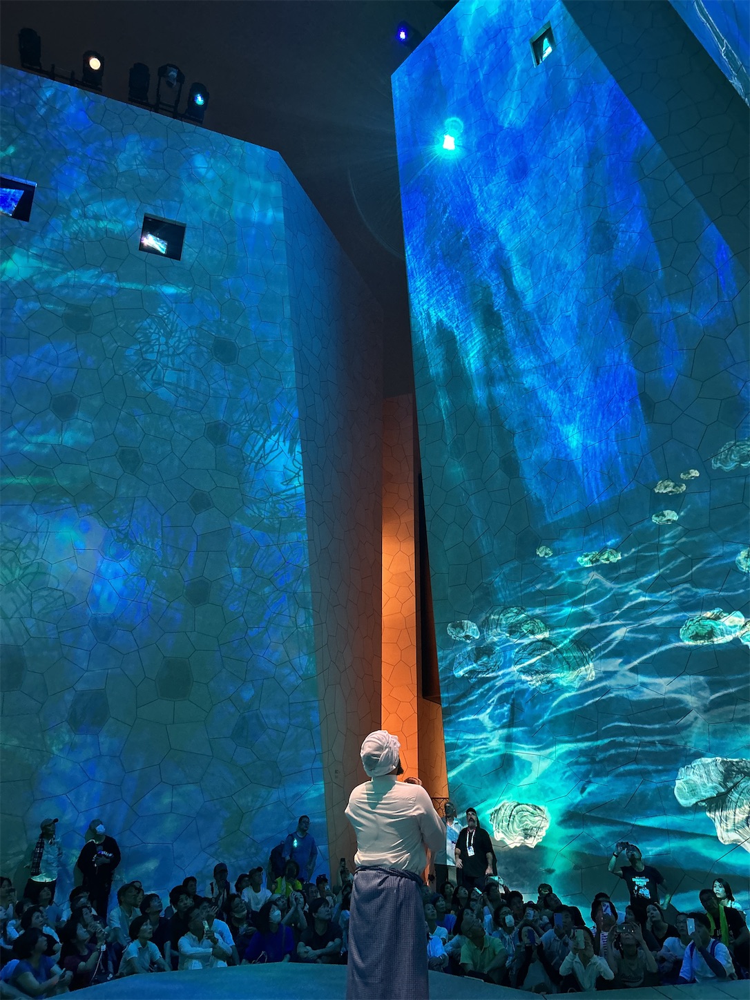 英国館でフィッシュ&ハンドカット・チップス、サウジアラビア館で