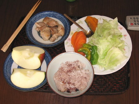 昼食(御飯、鶏もも、キャベツ、しし唐、人参、南瓜、りんご）