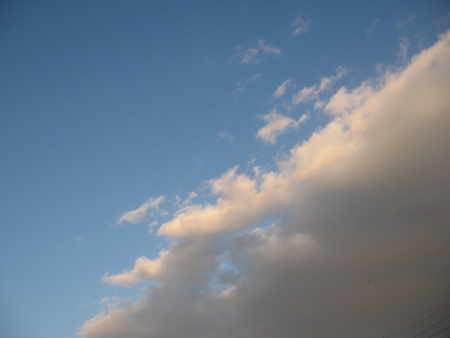 黒い雲と青い空