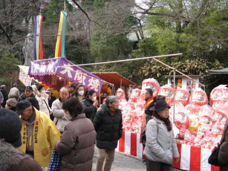 初不動だるま市