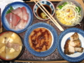 [肴]ぶり刺身、コーンサラダ、鶏ムネスパイス焼き、ハムカツ、豚汁
