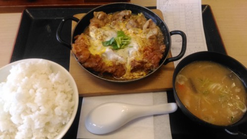 鶏煮込みとチキンカツの合い盛り定食