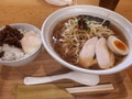 [纏][☆☆][ラーメン]平子煮干スープの葱そば＋肉味噌のせ温卵ごはん