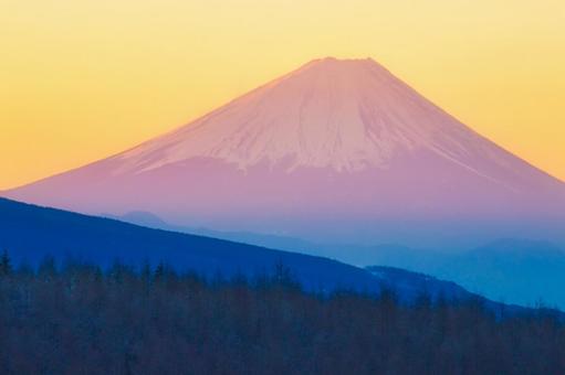 霞がかった黎明の富士