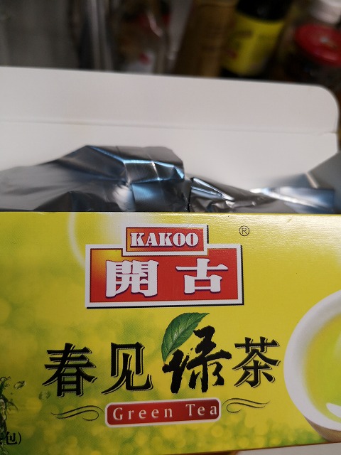 開古KAKOOの緑茶とLIPTONリプトン立頓の紅茶パッケージが似てる
