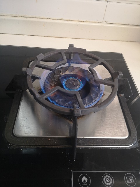 扉を開けると火が消える！？中国河南省開封市の自宅マンションの