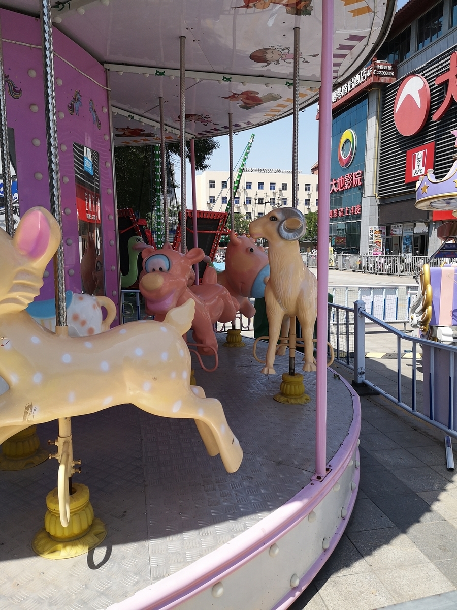 みんな個性豊かすぎ～♪中国河南省開封市、馬以外が回っている