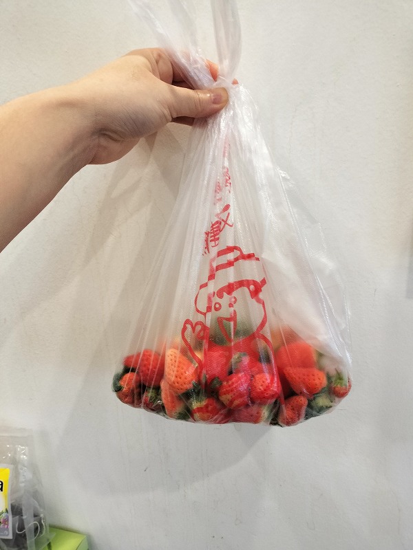 小さくても苺は苺♪中国河南省開封市 露店販売で格安山盛り