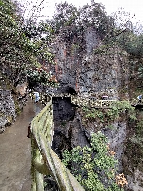 鬼谷天塹の先の吊り橋へ、天門山山頂散策は高所の恐怖との戦いだ