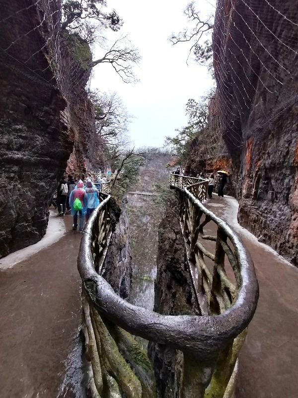 中国ロック　翻天覆地 鬼谷天塹の先の吊り橋へ、天門山山頂散策は高所の恐怖との戦いだ