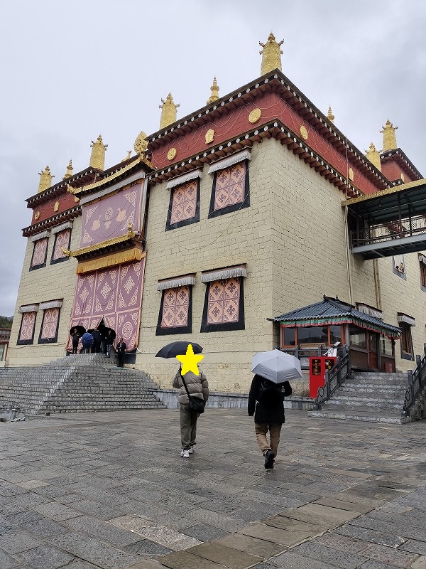 シャングリラ 雨の中のチベット仏教寺院 松賛林寺、逆さ寺がとても