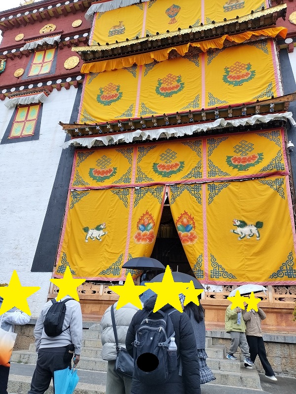 シャングリラ 雨の中のチベット仏教寺院 松賛林寺、逆さ寺がとても