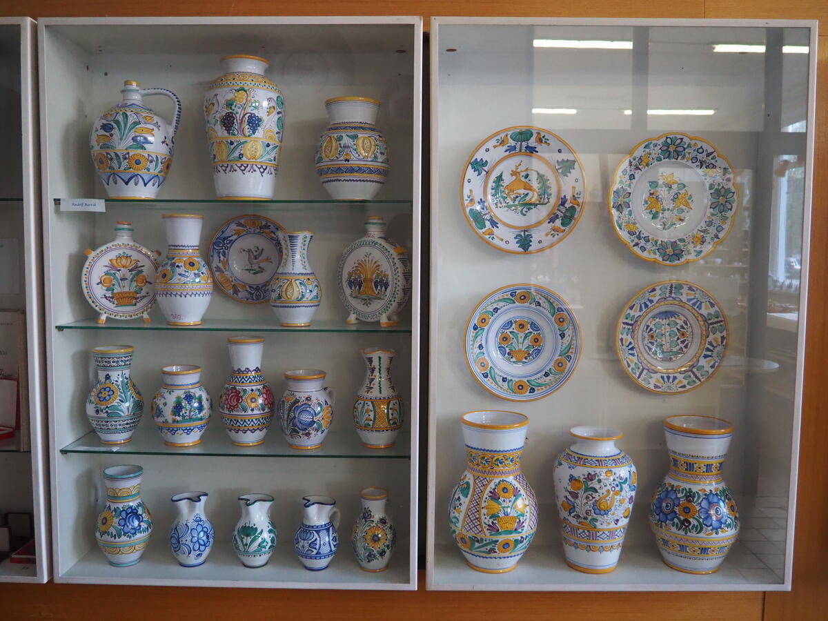 モドラ観光】スロバキア伝統陶器「Slovenská ľudová majolika」で絵