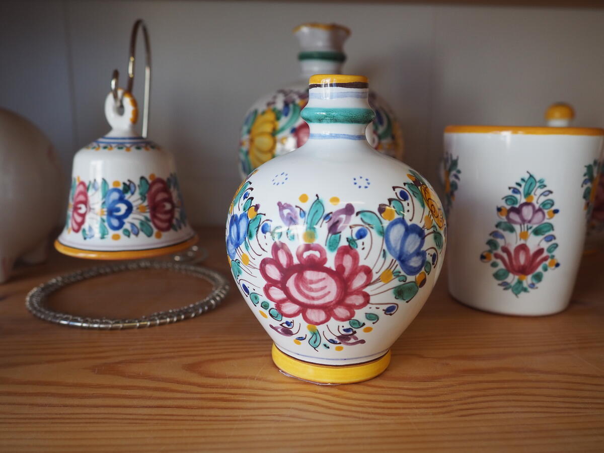 モドラ観光】スロバキア伝統陶器「Slovenská ľudová majolika」で絵