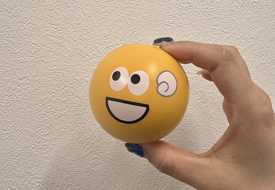 「こぶしを掲げる人」の絵文字ストレスボール