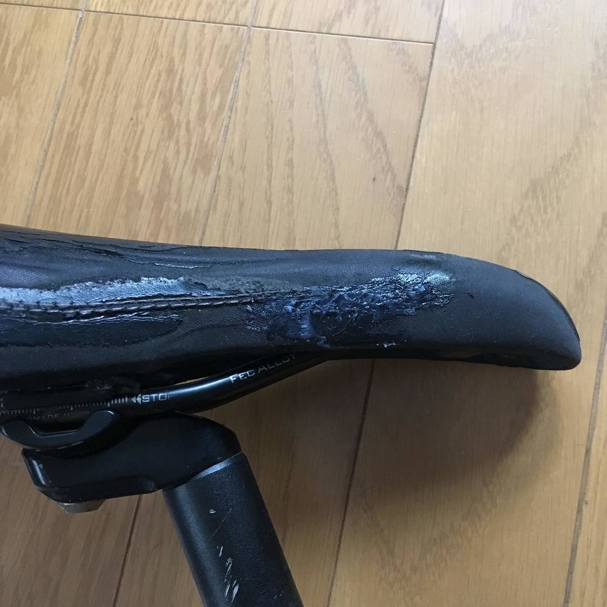 自転車が壊れて土手に転げ落ちて スーツはボロボロでストッキングも破れた