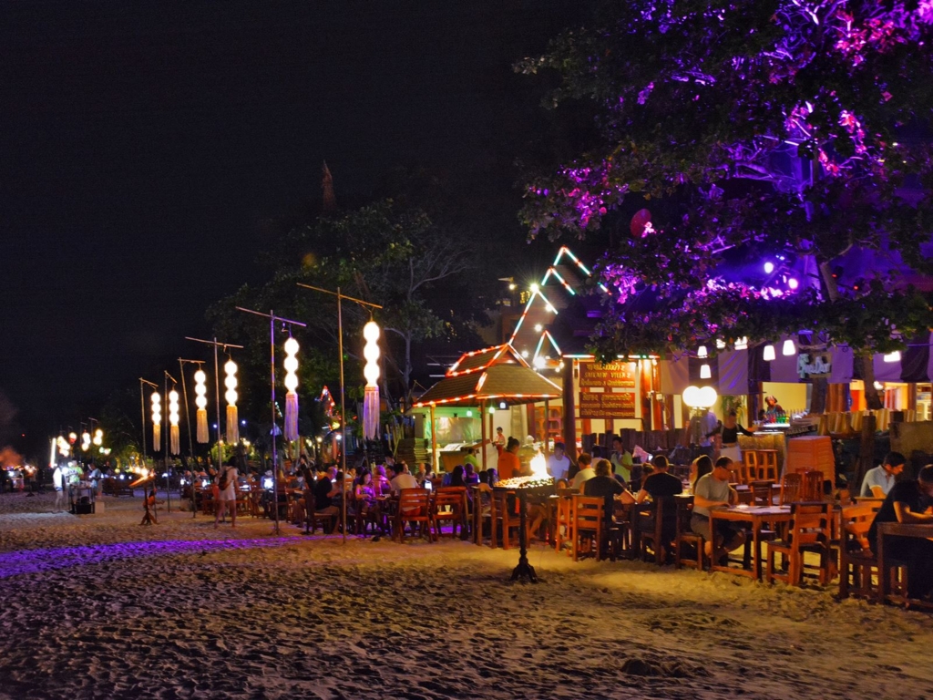 サメット島 サイケオビーチ 昼間より圧倒的に夜の方が賑やかなビーチ Tranning S Diary 旅のフォトコラムダイアリー