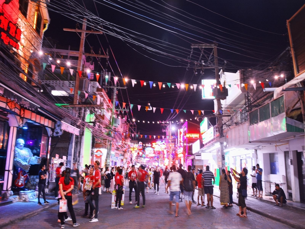 パタヤ ウォーキング ストリート Walking Street パタヤ歓楽街の夜と昼の様子 復活はいつになるのか Tranning S Diary 旅のフォトコラムダイアリー