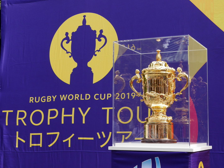 トロフィーツアーで展示されたラグビーW杯日本大会の優勝トロフィー「ウェブ・エリス・カップ」