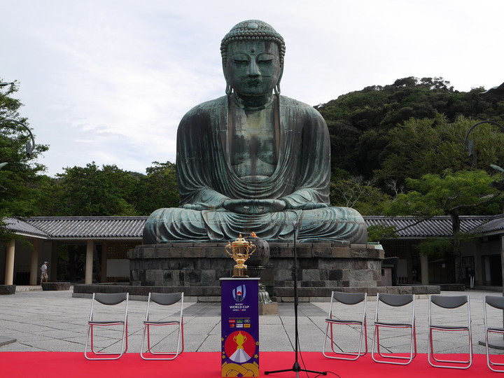 トロフィーツアーで展示されたラグビーW杯日本大会の優勝トロフィー「ウェブ・エリス・カップ」