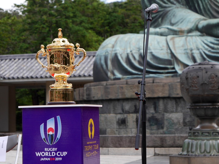 トロフィーツアーで展示されたラグビーW杯日本大会の優勝トロフィー「ウェブ・エリス・カップ」