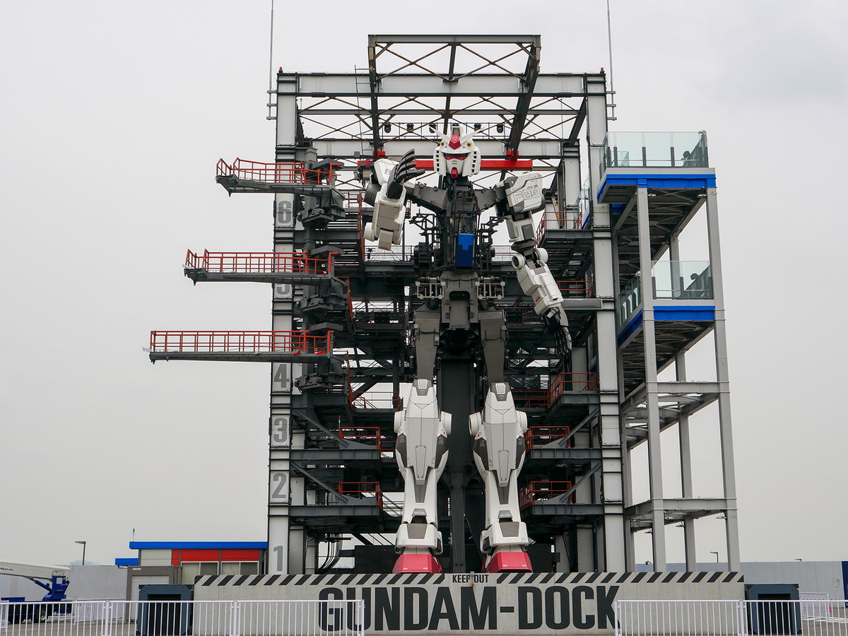 メンテンナンス休業中「ガンダムファクトリーヨコハマ」小学生が“動く