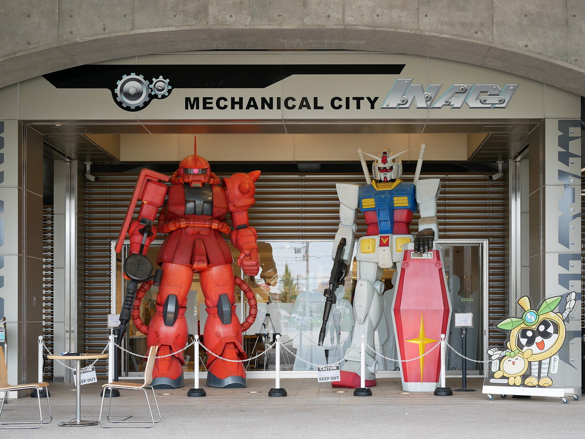 1/5スケールのガンダムとシャア専用ザクも展示