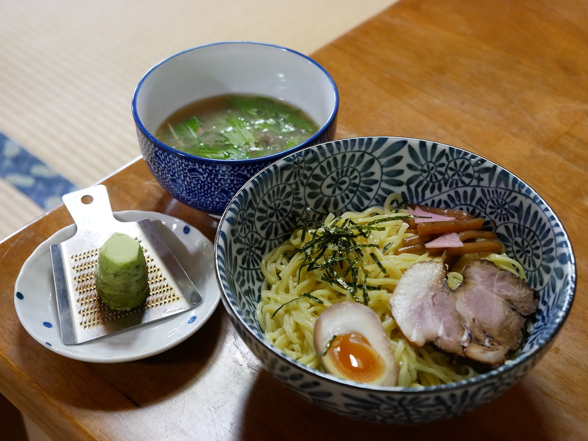 本わさびで食べる塩つけ麺（大盛り、1060円）